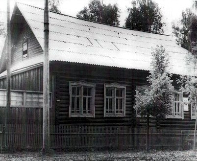 Здание бывших школьных мастерских, где в 1923 году расположился первый клуб в истории района и Тоншаевская комсомольская библиотека.