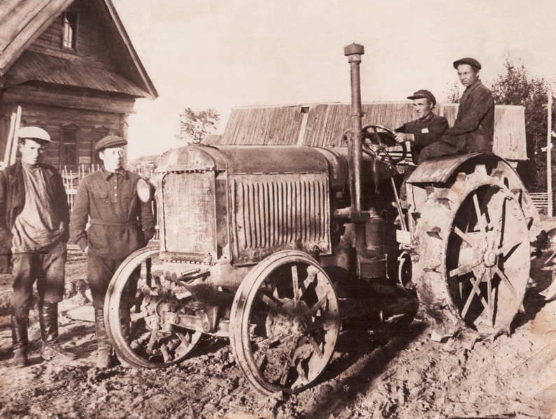 Трактор Тоншаевской МТС на выезде, 30-е годы ХХ века